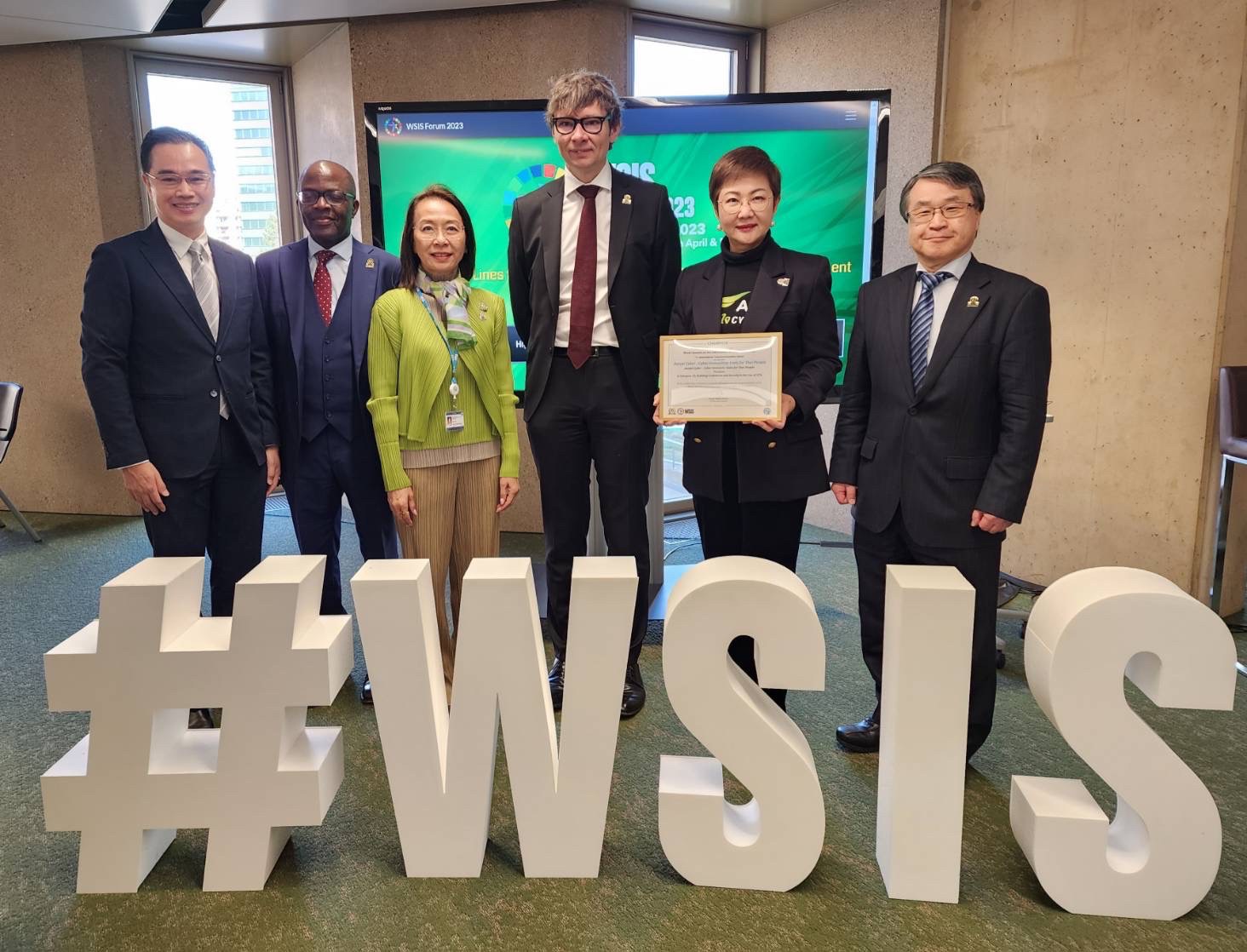 AIS โชว์ศักยภาพบนเวทีโลก ยืนหนึ่งองค์กรไทยตัวแทนประเทศ คว้ารางวัล WSIS Prize 2023